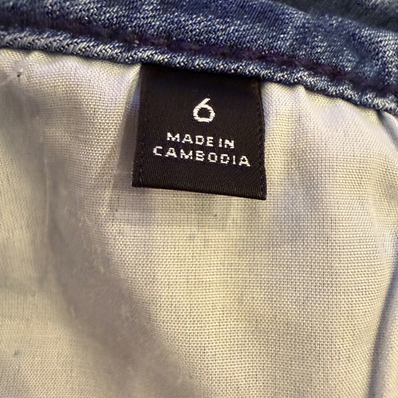 Simply Vera Wang Denim Blue Jean Mid-Rise Shorts Stretch Embroidered Floral Sz 6 - Picture 8 of 9